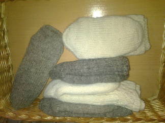 4. Čarape pletene bele i sive svih velicina Sirogojno